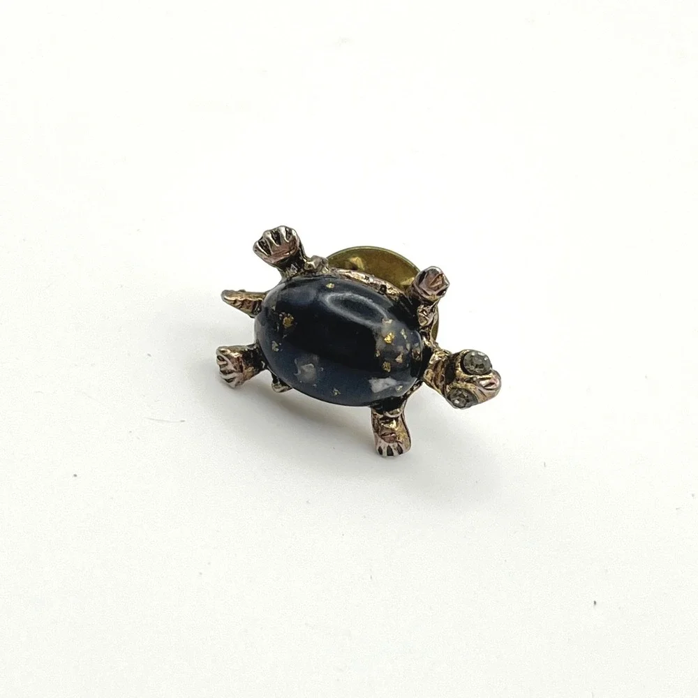 Vintage Turtle Tie Tack Lapel Pin Gold Tone Black Gold‎ Fleck Cabochon Shell